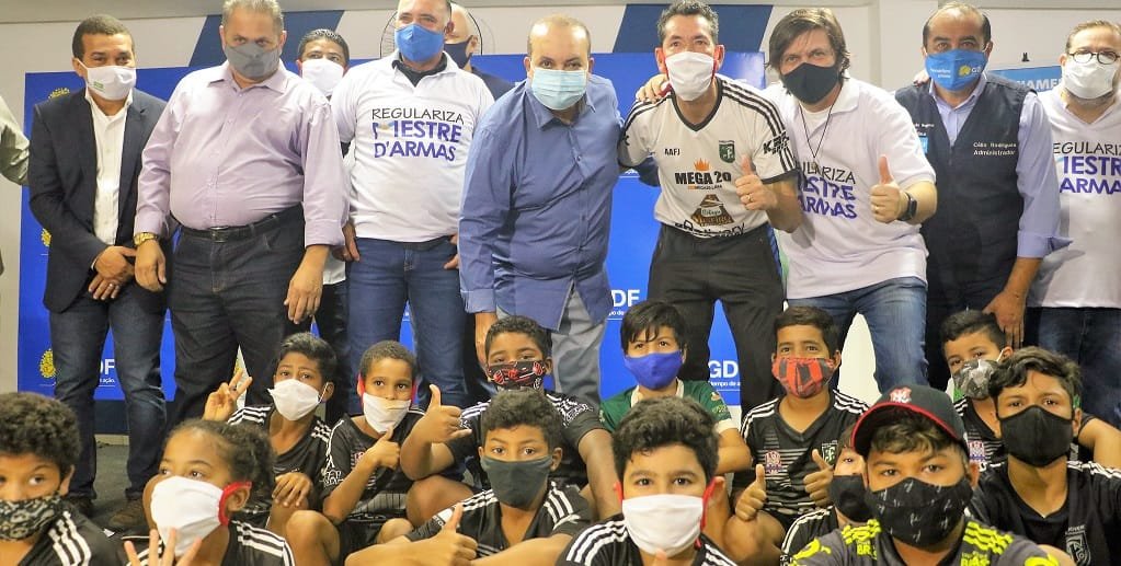 Crianças e a equipe do governador Ibaneis Rocha fazem pose na solenidade que marcou o início da regularização dos lotes em Mestre D’Armas/ Renato Alves/Agência Brasília