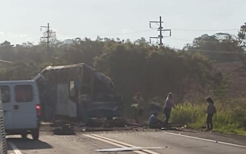 Acidente ônibus e caminhão São Paulo