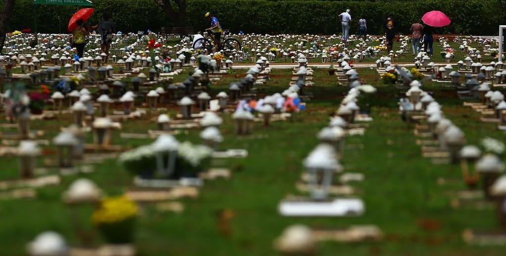 Muita gente foi homenagear os parentes falecidos no Dia de Finados nos cemitérios do Distrito Federal/Marcelo Casal Júnior/Agência Brasil