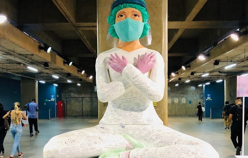 Estátua gigante no DF alerta população sobre o trabalho dos enfermeiros
