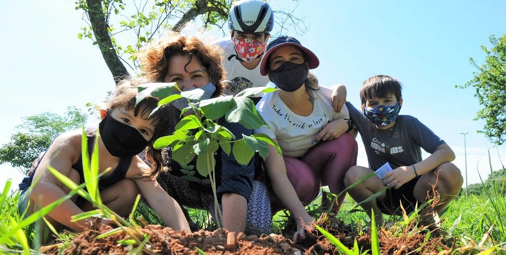 Mariana Vieira com a família também foi plantar uma árvore para que o Taguaparque fique melhor para a comunidade/Paulo H Carvalho/Agência Brasília