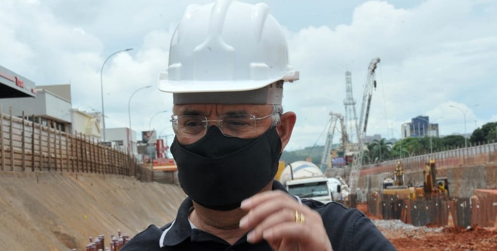 Bispo Renato, administrador regional de Taguatinga, no canteiro de obras do túnel de 1 mil metros/Joel Rodrigues/Agência Brasília