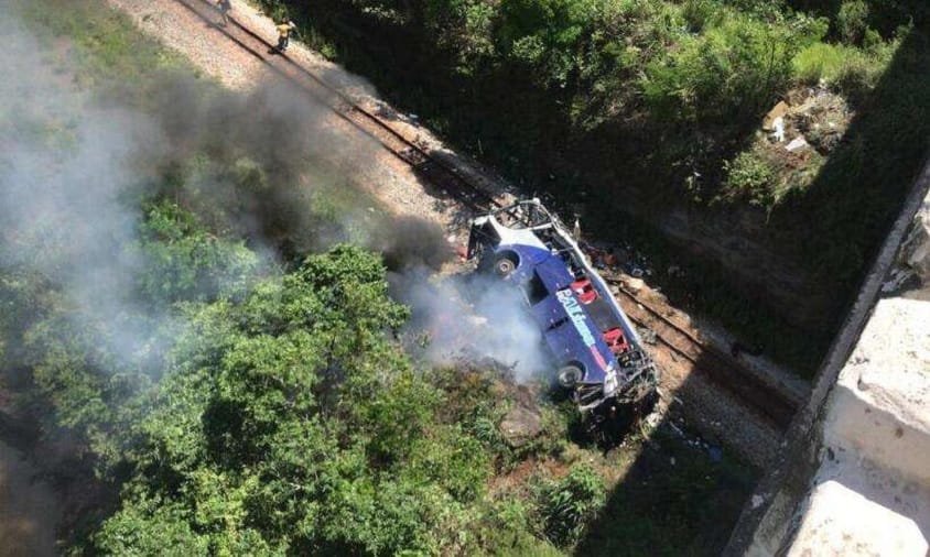 Acidente com ônibus que despencou de ponte mata 14 pessoas