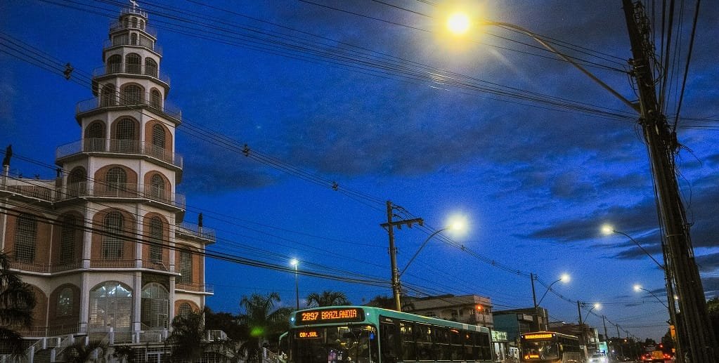 Melhorou a iluminação pública no centro da cidade de Brazlândia com a instalação de lâmpadas de LED/ Joel Rodrigues /Agência Brasília