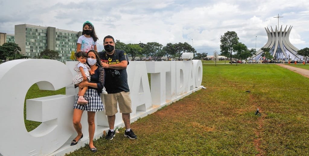 Família de turistas na frente de uma das palavras de otimismo montadas na Esplanada dos Ministérios para comemorar o Natal/Acácio Pinheiro/Agência Brasília