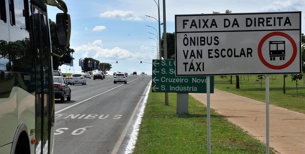 Faixa exclusiva para ônibus, vans e veículos escolares começou a funcionar nas vias S1 e N1 do Eixo Monumental, nos dois sentidos/Acácio Pinheiro/Agência Brasília