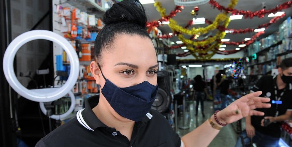 Sidi Milse é gerente de uma loja na Feira dos Importados que passa a ter mais fiscalização para o distanciamento social/Divulgação/Agência Brasília