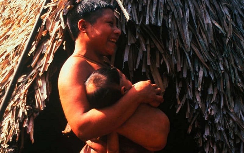 Mulher e criança Korubo no Vale do Javari