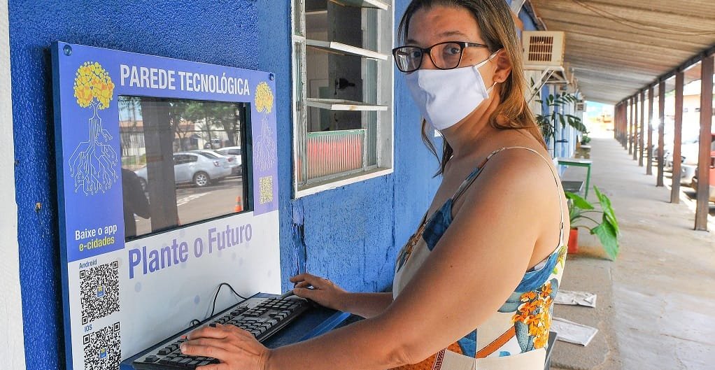 Carolina Batista, professora da rede pública, testa novos pontos gratuitos de acesso à internet em São Sebastião/Acácio Pinheiro/Agência Brasília