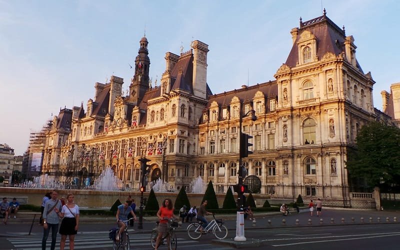 Prefeitura de Paris multada por excesso de contratações de mulheres