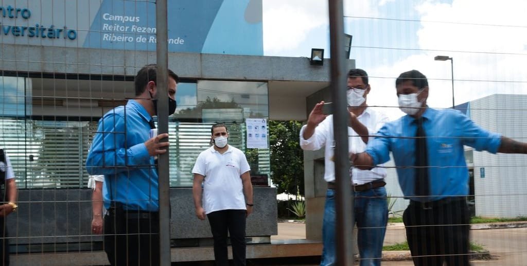 Portões são fechados na segunda prova do Enem realizado em meio à pandemia do novo coronavírus/Marcelo Casal Jr/Agência Brasil
