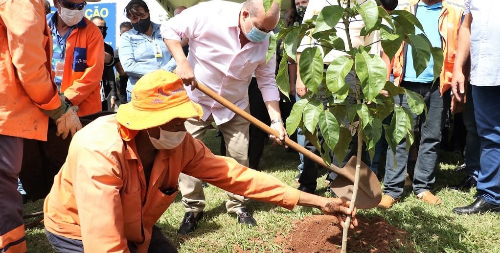 Ibaneis Rocha, governador do Distrito Federal, planta uma árvore após a inauguração das obras de revitalização da EPIG/Renato Alves/Agência Brasília.