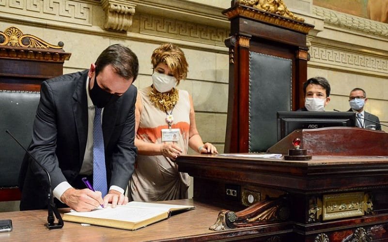 Prefeitos tomam posse. No Rio, Paes quer emergência fiscal