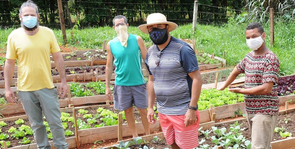 Voluntários do Instituto Inclusão aproveitaram um terreno baldio para fazer uma horta comunitária, no bairro São Francisco, em São Sebastião/Paulo H Carvalho/Agência Brasília