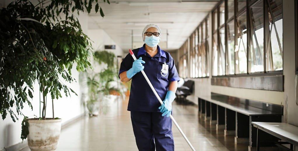 Narcisa de Araújo é auxiliar de limpeza do Hospital Regional da Asa Norte, unidade especializada em atender infectados pela Covid/Breno Esaki/Agência Saúde DF