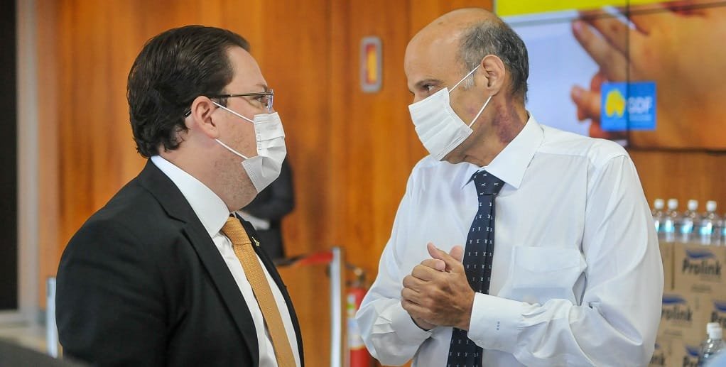 Paco Britto, vice-governador, com o presidente do Iprev-DF, Ney Ferraz Júnior, na entrega de 80 mil frascos de álcool em gel/Vinícius Melo/Agência Brasília