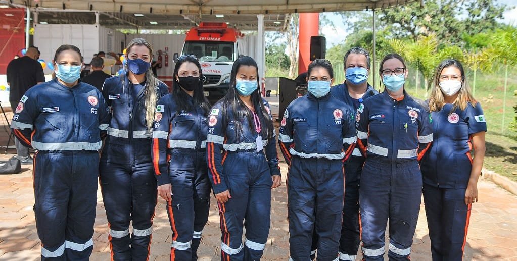 Equipe na frente da nova base descentralizada do Serviço de Atendimento Móvel de Urgência (Samu) na 905 Norte/Vinicius de Melo/Agência Brasília