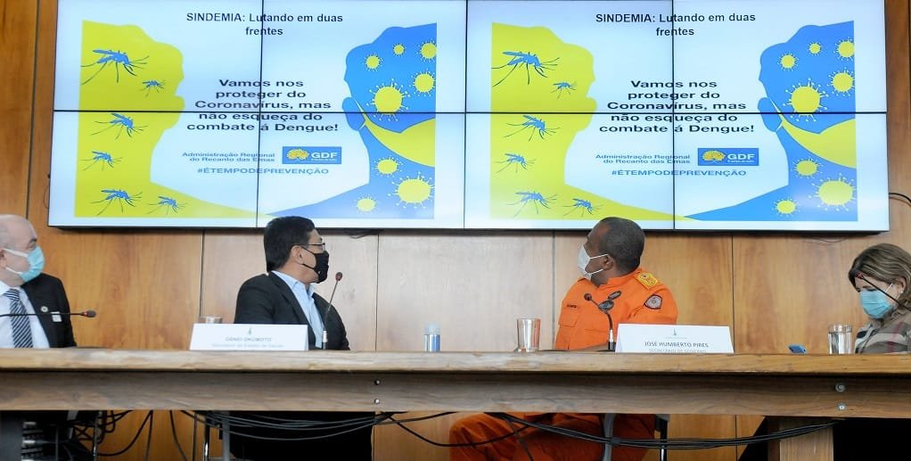 Osnei Okumoto, secretário da Saúde, e William Bonfim, comandante dos Bombeiros, no anúncio sobre o combate à dengue no DF/Paulo H. Carvalho/Agência Brasília