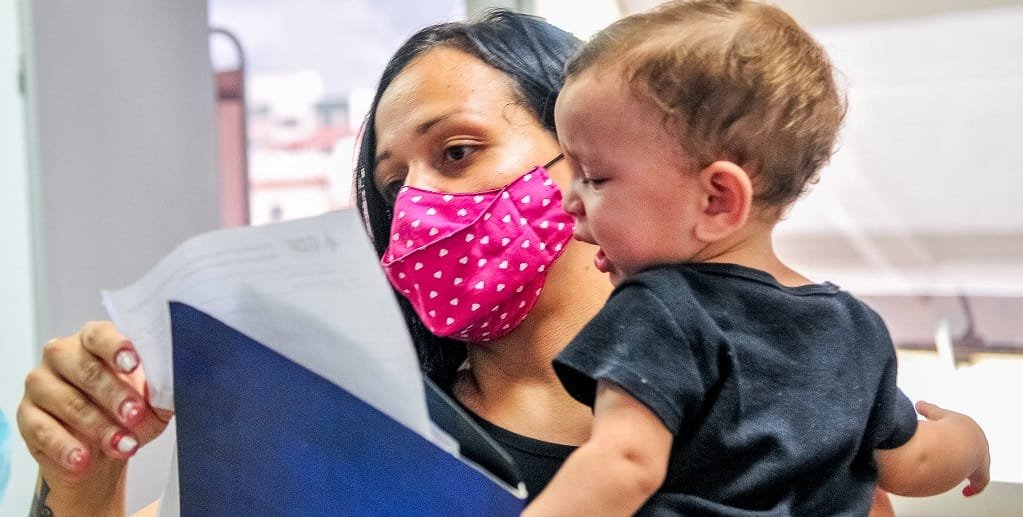 Larissa Nunes com o filho Miguel confere documentos do medicamento Palivizumabe está sendo aplicado gratuitamente/Joel Rodrigues/Agência Brasília