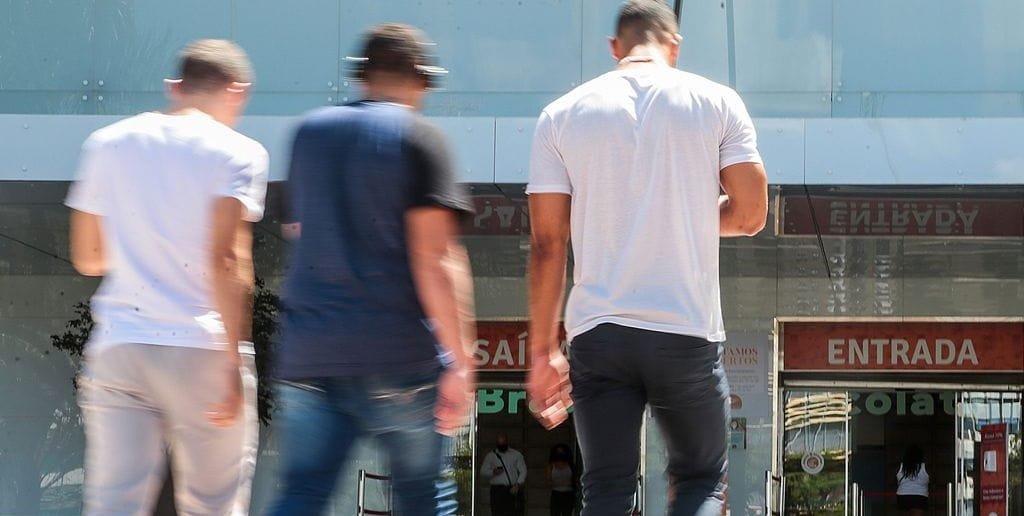 Jovens se dirigem para um shopping de Brasília, que liberou as atividades do comércio em horários diferentes/Agência Brasil