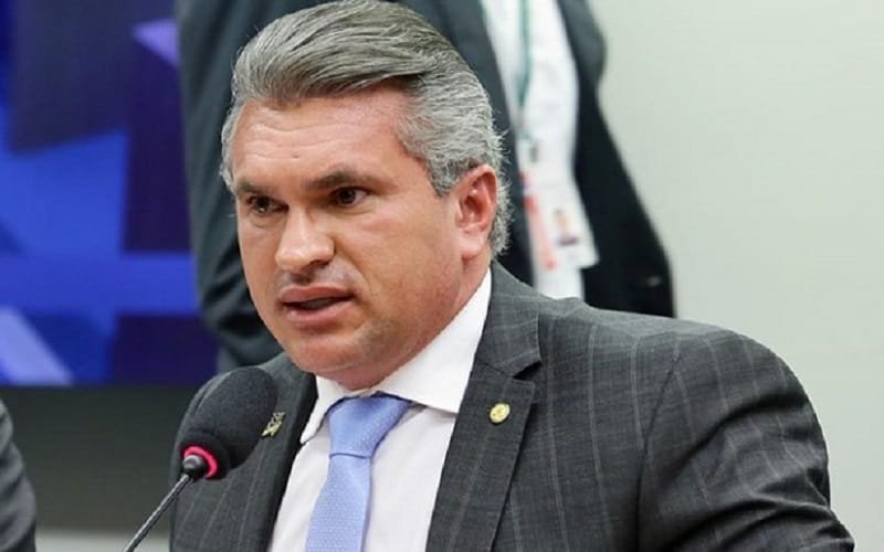 Bate-boca com ameaças entre Eduardo Bolsonaro e Julian Lemos