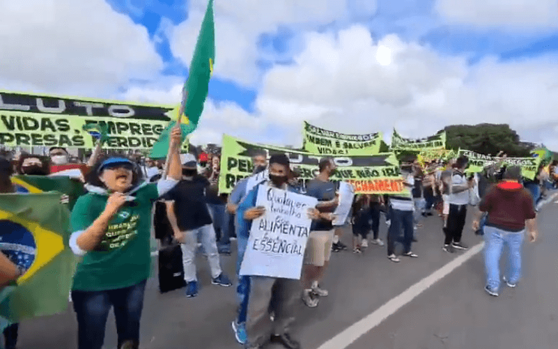 Protestos contra o lockdown, mas aumenta a ocupação nas UTIs