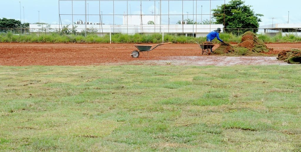 Em 90 dias esse espaço será um campo de futebol no Recanto das Emas, o Recantão, que está sendo reformado/Paulo H. Carvalho/Agência Brasília