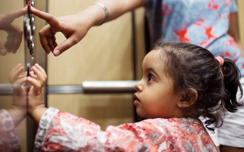 Çriança elevador Misto Brasília