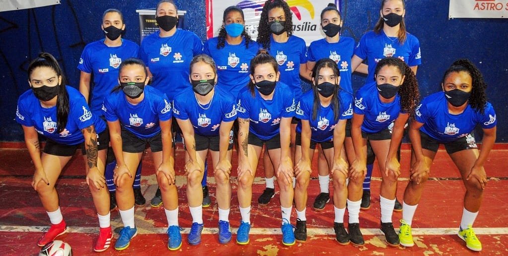 As meninas craques de bola que vão representar o DF no campeonato nacional de futsal feminino/Joel Rodrigues/Agência Brasília