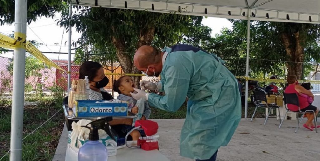 Moradores também são orientados durante a vacinação contra a gripe na UBS 5 de Santa Marina/Divulgação/SES