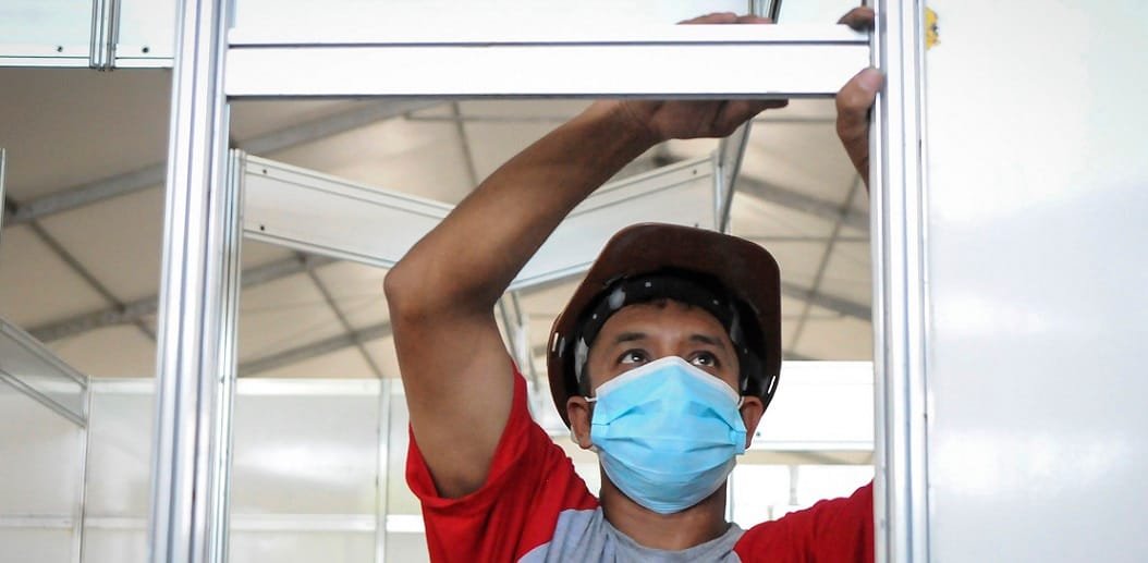 Operário prepara estrutura para implantação de um hospital de campanha no Distrito Federal/Geovanna Albuquerque/Agência Brasília