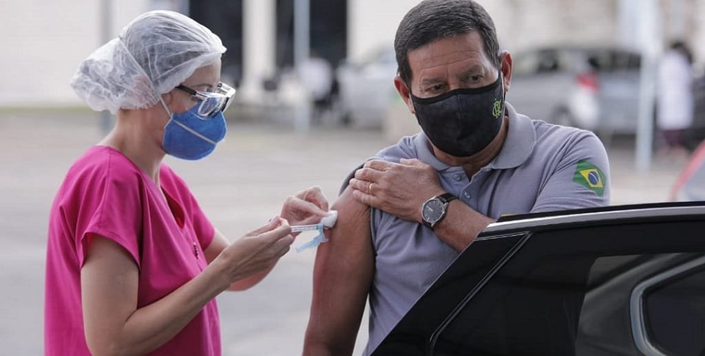 Vice-presidente Hamilton Mourão toma a segunda dose da vacina CoronaVac e pede que as pessoas se protejam/Divulgação