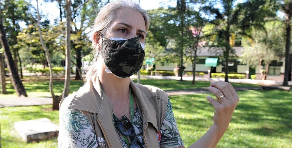 Marisa Carvalho ajuda os animais a ter um ambiente mais saudável na Fundação Zoológico de Brasília/Lucio Bernardo Jr/Agência Brasília