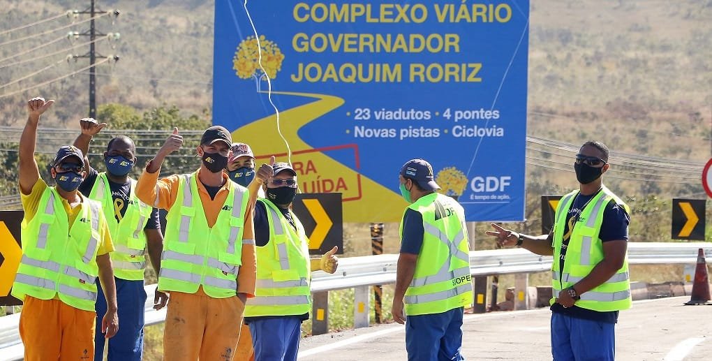 Missão cumprida para os operários que fazem o sinal de positivo na inauguração da parte final do Complexo Viário Governador Roriz/Renato Alves/Agência Brasília