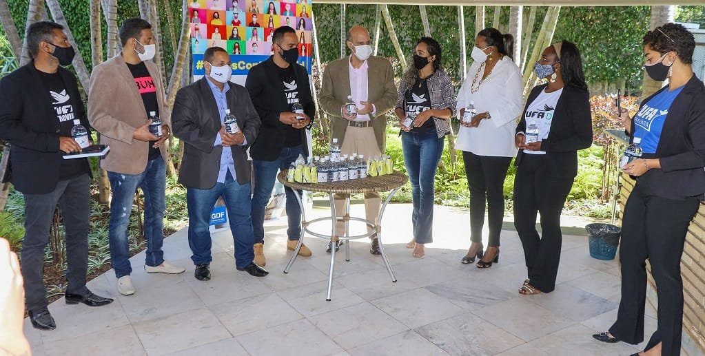 Representantes da Central Única das Favelas com o vice-governador Paco Britto, que anuncia kits de higiene para famílias de cinco regiões/Vinícius de Melo/Agência Brasília