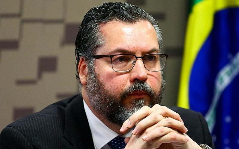Ernesto Araújo depõe na CPI que mira também em Carlos Bolsonaro