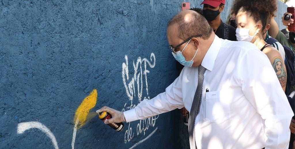 Ibaneis Rocha, governador do Distrito Federal, vira grafiteiro num muro de Itapoã quando anunciou obras na cidade/Renato Alves/Agência Brasília