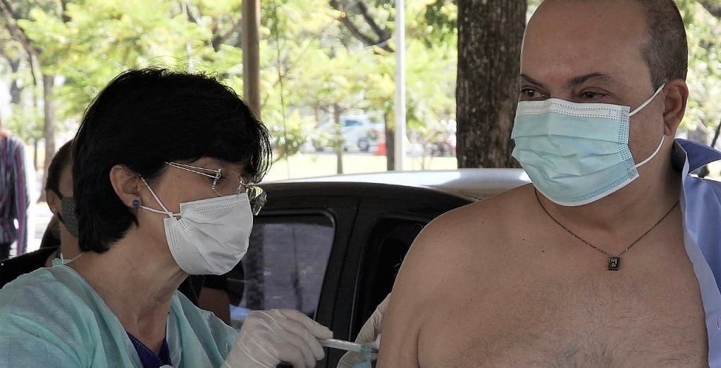 Ibaneis Rocha, governador do DF, tirou a camisa para tomar a vacina contra a Covid, porque faz parte do grupo de comorbidades/Divulgação