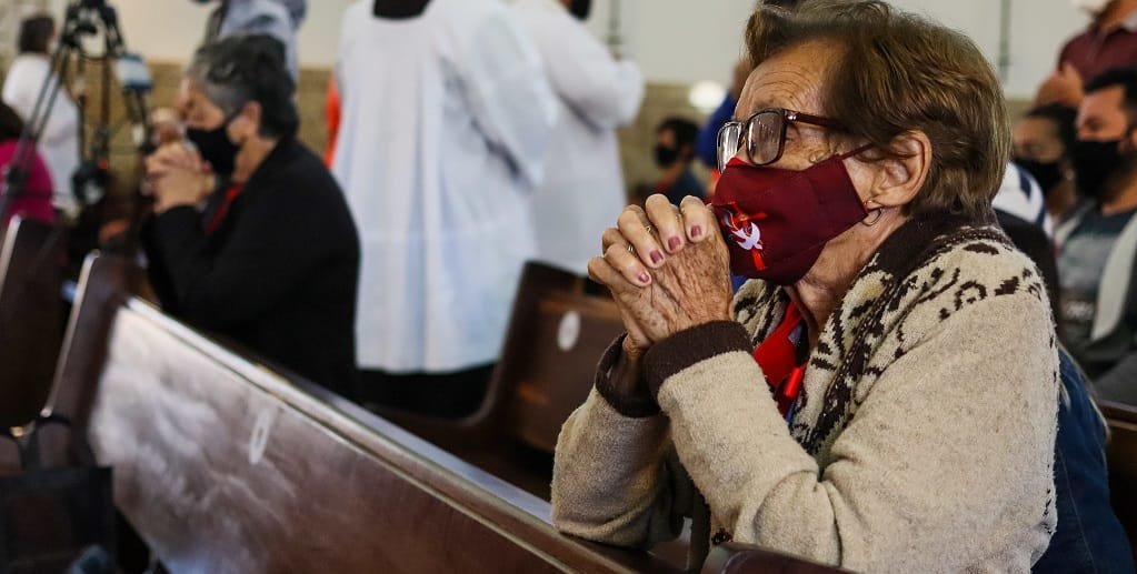 Devota assiste à Missa da Alvorada, na Igreja Matriz de São Sebastião, no início da Festa do Divino Espírito Santo, em Planaltina/Vinícius de Melo/Agência Brasília