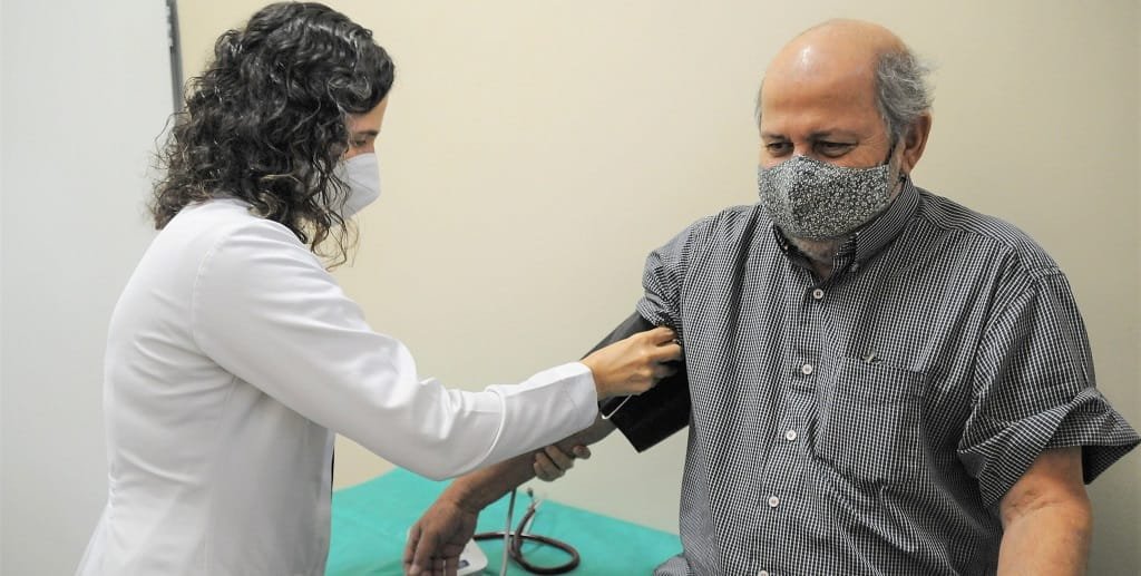 Maira Polcheira, médica da rede pública, examina paciente no atendimento multidisciplinar no controle da hipertensão/Lúcio Bernardo Jr/Agência Brasília