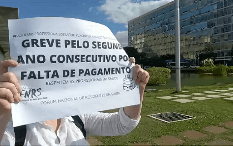 Residentes fazem manifestação por atraso nos salários e benefícios