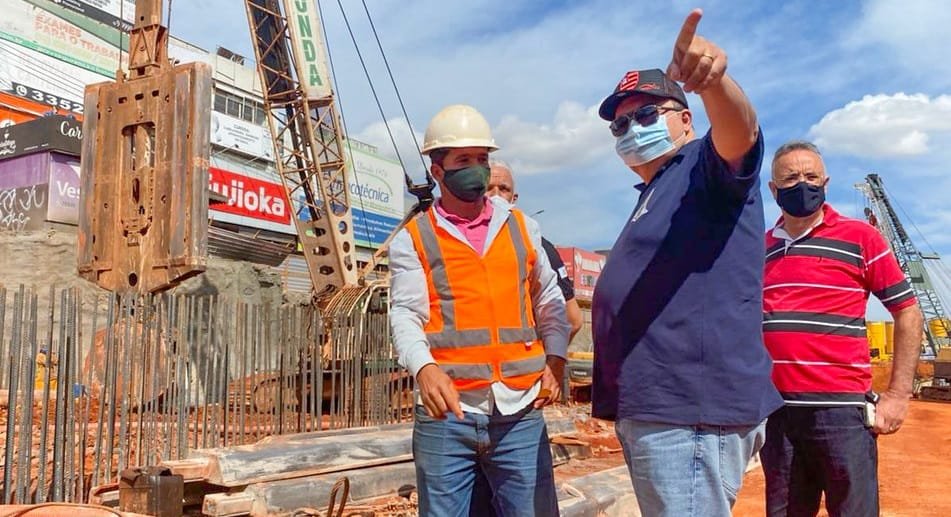 Ibaneis Rocha durante a vistoria das obras de construção da fundação do túnel de Taguatinga, avaliado em R$ 275,7 milhões/Renato Alves/Agência Brasília