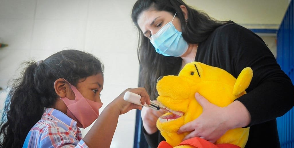 Aluna da Escola Classe da Pedra Fundamental, em Planaltina, brinca no projeto “SUS no seu Território”/Geovana Albuquerque/Agência Saúde-DF