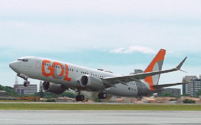 Avião Gol levantando voo Misto Brasília