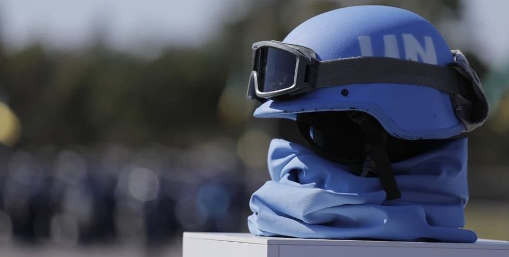 Detalhe do capacete na homenagem aos peacekeepers, que são os pacificadores da paz da ONU/Divulgação