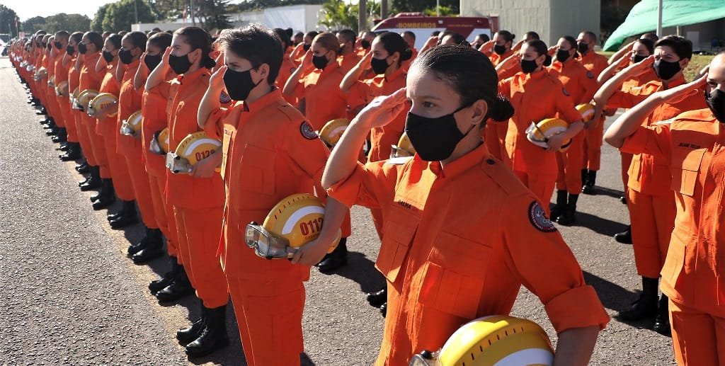 Cerca de 400 recrutas receberam o capacete como símbolo das atividades teóricas e prática no curso de formação/Renato Alves/Agência Brasília