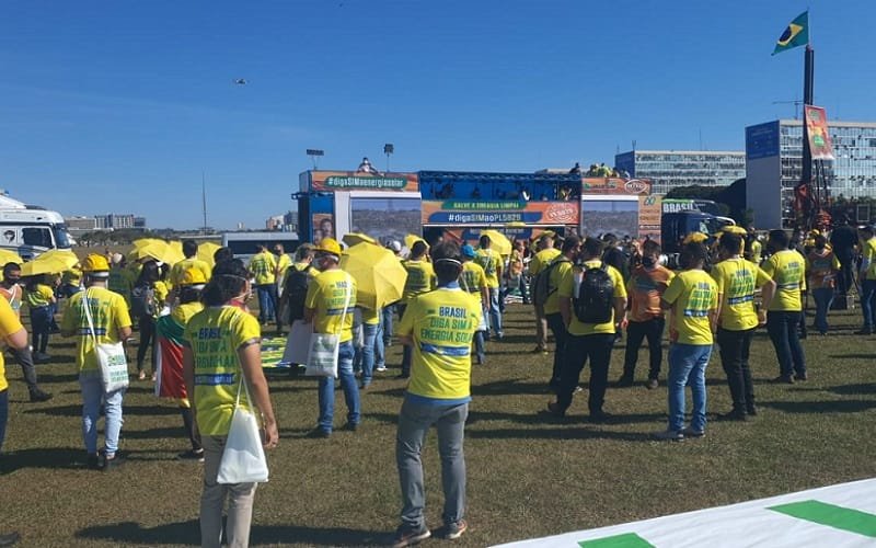 Manifestação pressiona pela votação do marco legal da energia solar