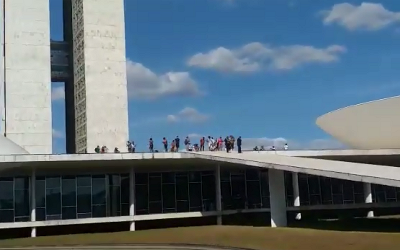 Indígenas no telhado do Congresso