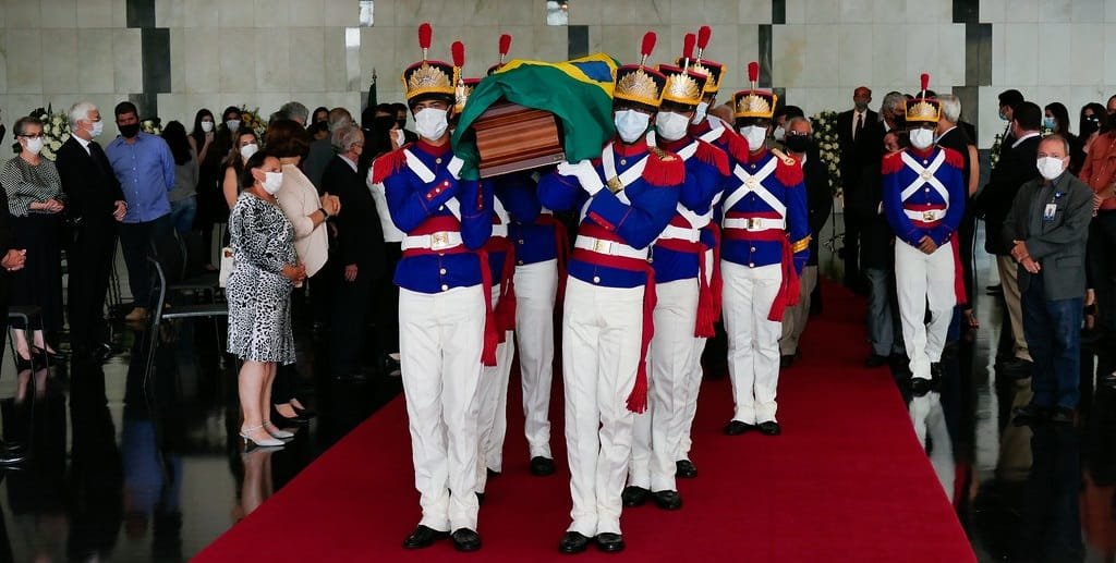 Regimento dos Dragões da Independência carregam o caixão com o corpo do ex-vice-presidente e ex-senador Marco Maciel/Roque de Sá/Agência Senado