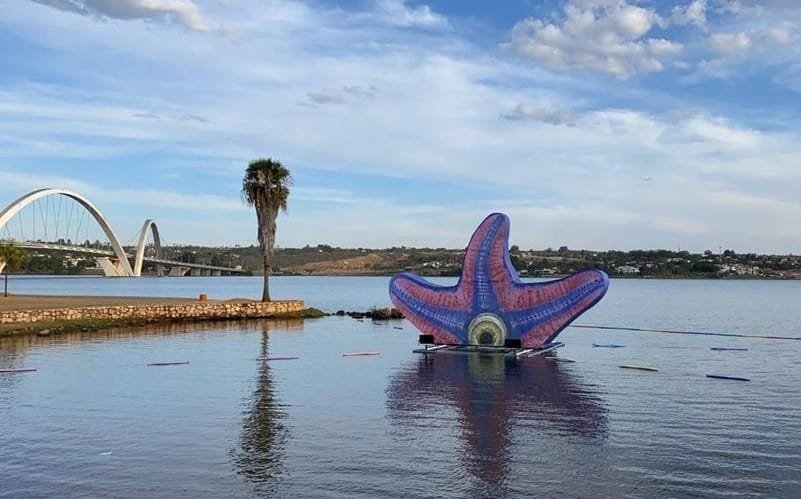Vilão no Lago Paranoá para divulgar lançamento de filme